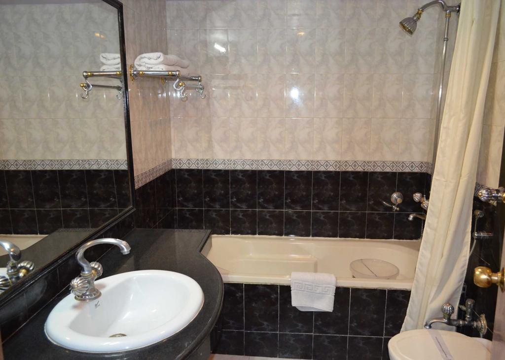 Hotel Grand Sartaj New Delhi Room photo