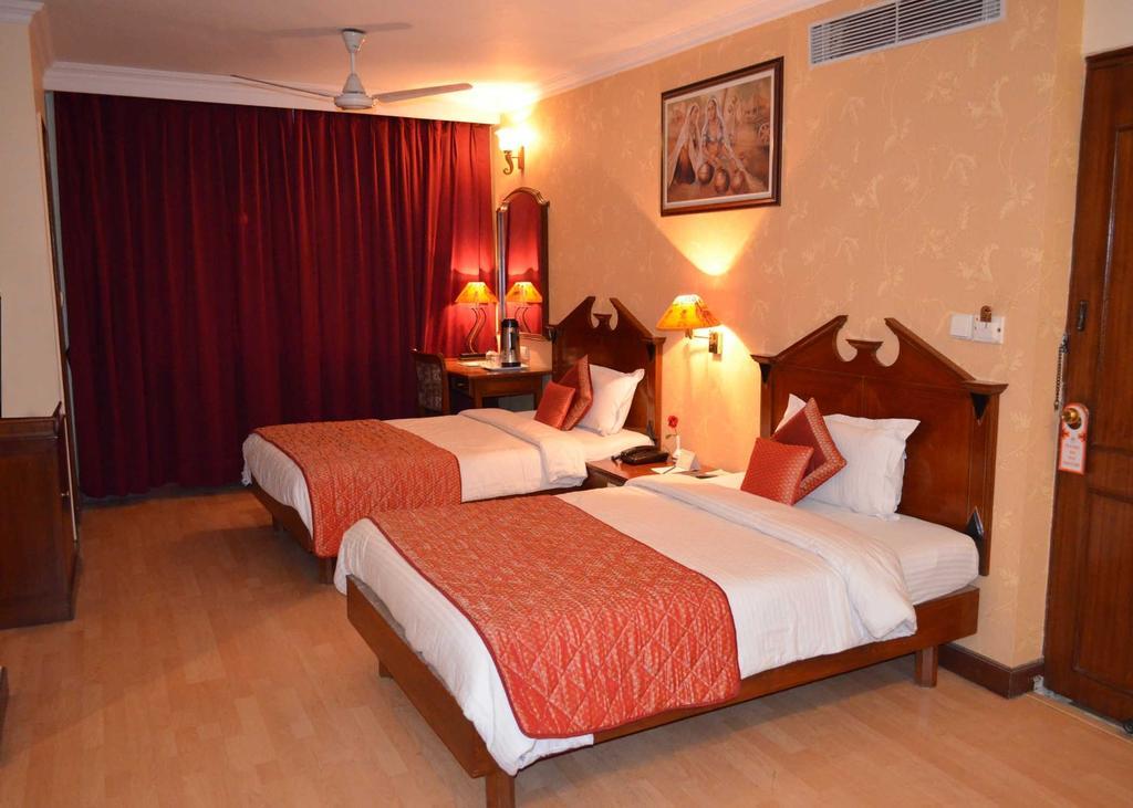 Hotel Grand Sartaj New Delhi Exterior photo